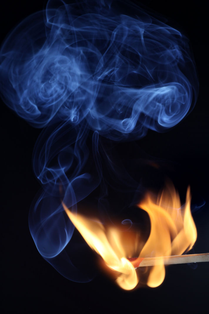 Feuer und Funken im Dunkeln