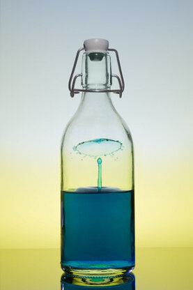 Eine Flasche mit geschlossenden Schließbügel. In der Flasche sieht man einen "Pilz" der durch Wassertropfen  entstanden ist.