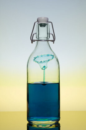 Eine Flasche mit geschlossenden Schließbügel. In der Flasche sieht man einen "Pilz" der durch Wassertropfen  entstanden ist.