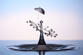 Farbige Wasserskuplturen, die aus mehreren Tropfen entstanden sind.