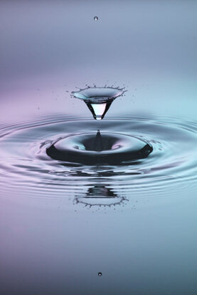 Farbige Wasserskuplturen, die aus mehreren Tropfen entstanden sind.