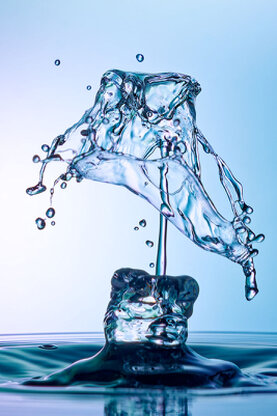 Farbige Wasserskuplturen, die aus mehreren Tropfen entstanden sind.