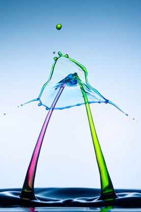 Farbige Wasserskuplturen, die aus mehreren Tropfen entstanden sind.