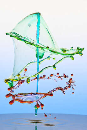 Farbige Wasserskuplturen, die aus mehreren Tropfen entstanden sind.