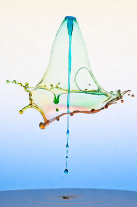 Farbige Wasserskuplturen, die aus mehreren Tropfen entstanden sind.