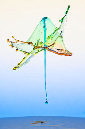Farbige Wasserskuplturen, die aus mehreren Tropfen entstanden sind.