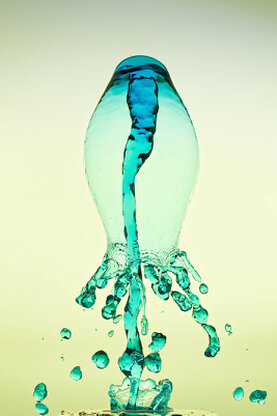 Farbige Wasserskuplturen, die aus mehreren Tropfen entstanden sind.