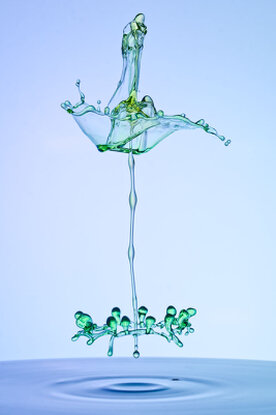 Farbige Wasserskuplturen, die aus mehreren Tropfen entstanden sind.