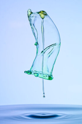 Farbige Wasserskuplturen, die aus mehreren Tropfen entstanden sind.