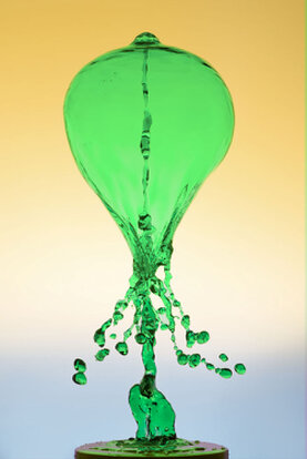 Wasserskuplturen, die aus einem Strahl von unten, entstanden sind.