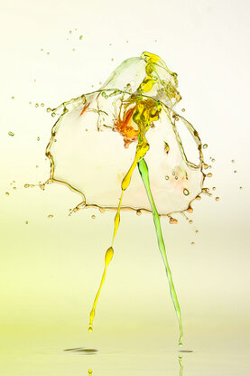 Farbige Wasserskuplturen, die aus mehreren Tropfen entstanden sind.