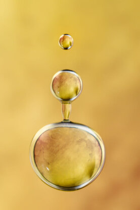 Wassertropfen im Augenblick des Abtropfens.
