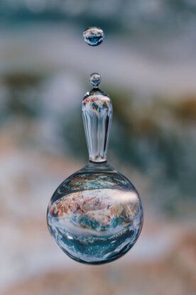 Wassertropfen im Augenblick des Abtropfens.