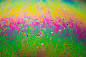 Ausschnittsaufnahme der regenbogenfarbigen Seifenblase.