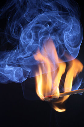 Darstellung eines zündenen Streichholzes mit Feuer und Rauch.