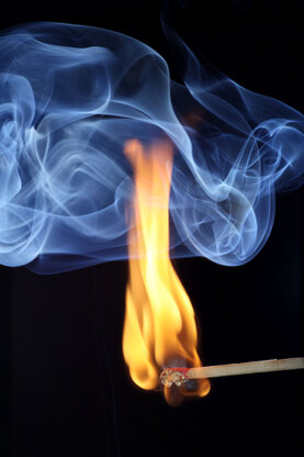 Darstellung eines zündenen Streichholzes mit Feuer und Rauch.