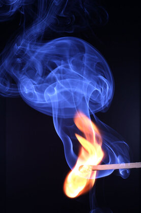 Darstellung eines zündenen Streichholzes mit Feuer und Rauch.