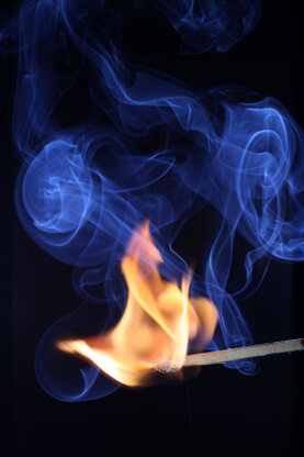 Darstellung eines zündenen Streichholzes mit Feuer und Rauch.